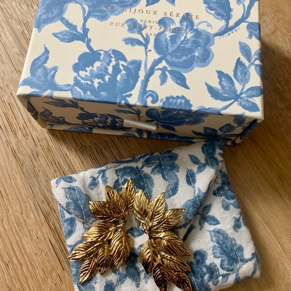 Sezane Bianca gold leaf drop earrings RARE - Picture 5 of 11